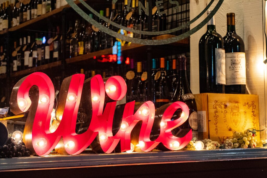 Skilt foran en bar, hvorpå der står ’wine’