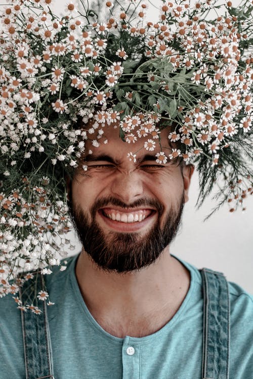 Mand med blomster på hovedet
